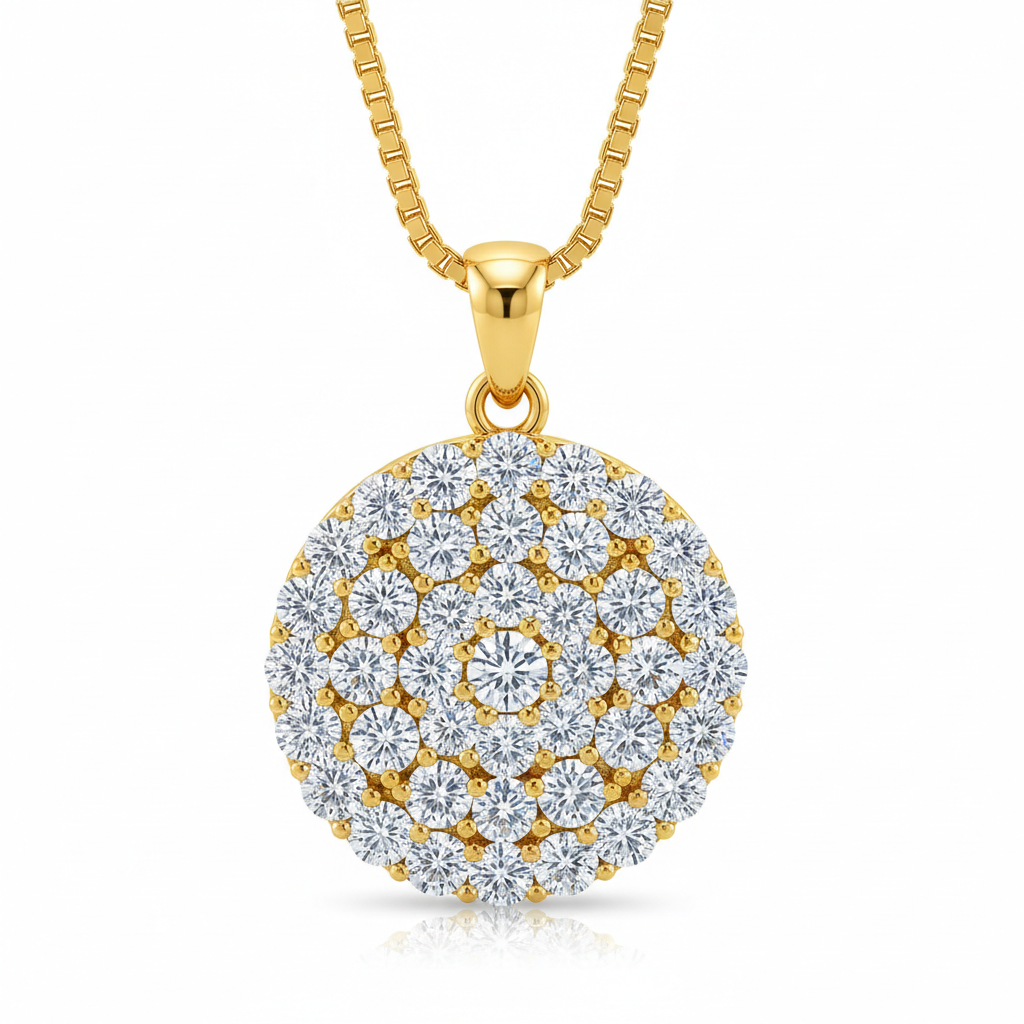 Close-up do pingente redondo cravejado com zircônias